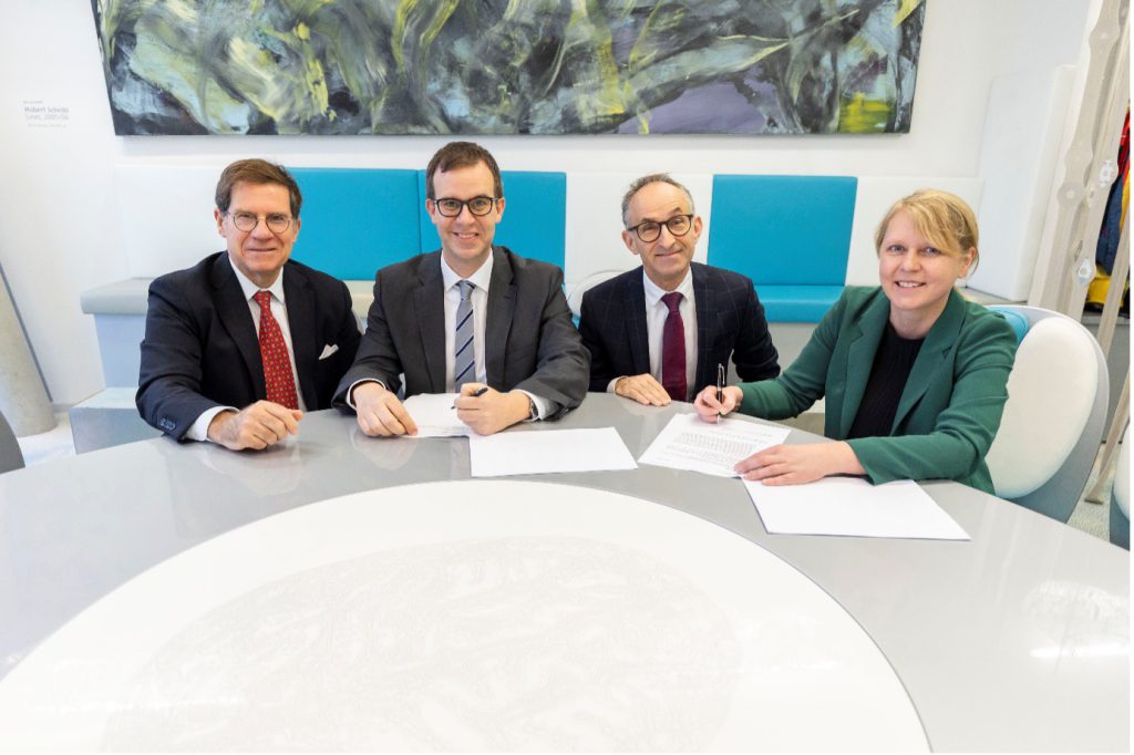 Die Direktoren des CCRI, Kaan Boztug und Jörg Bürger, und des CeMM, Giulio Superti-Furga und Anita Ender, unterzeichnen eine Kooperationsvereinbarung