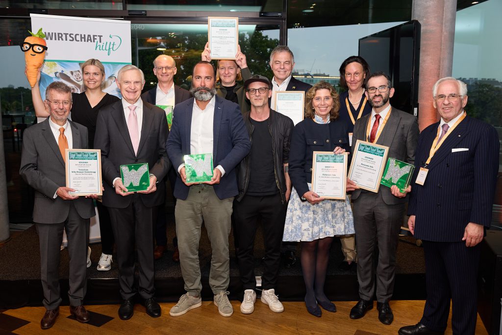 Die stolzen Preisträger:innen des Wirtschaft Hilft 24 Awards. Foto Credit: © Ludwig Schedl