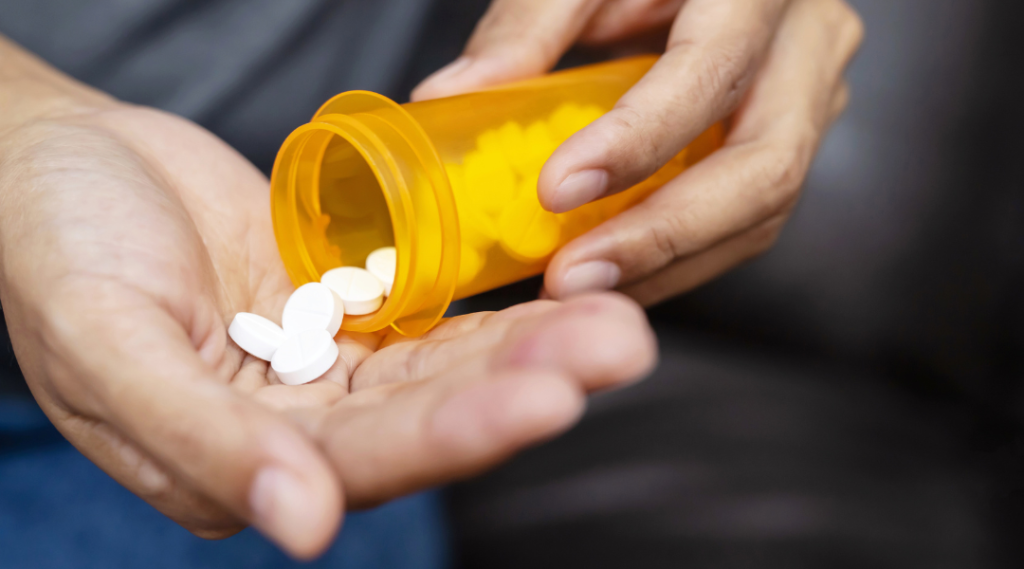 Untitled design (4) Tabletten werden aus einer Schatulle in die Handfläche geleert